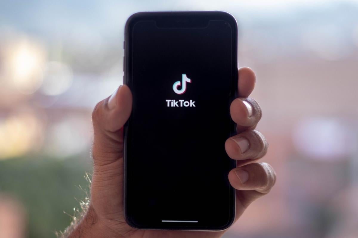 TikTok consente agli utenti di controllare la quantità di video AI nel feed e di etichettare i contenuti generati dall’intelligenza artificiale