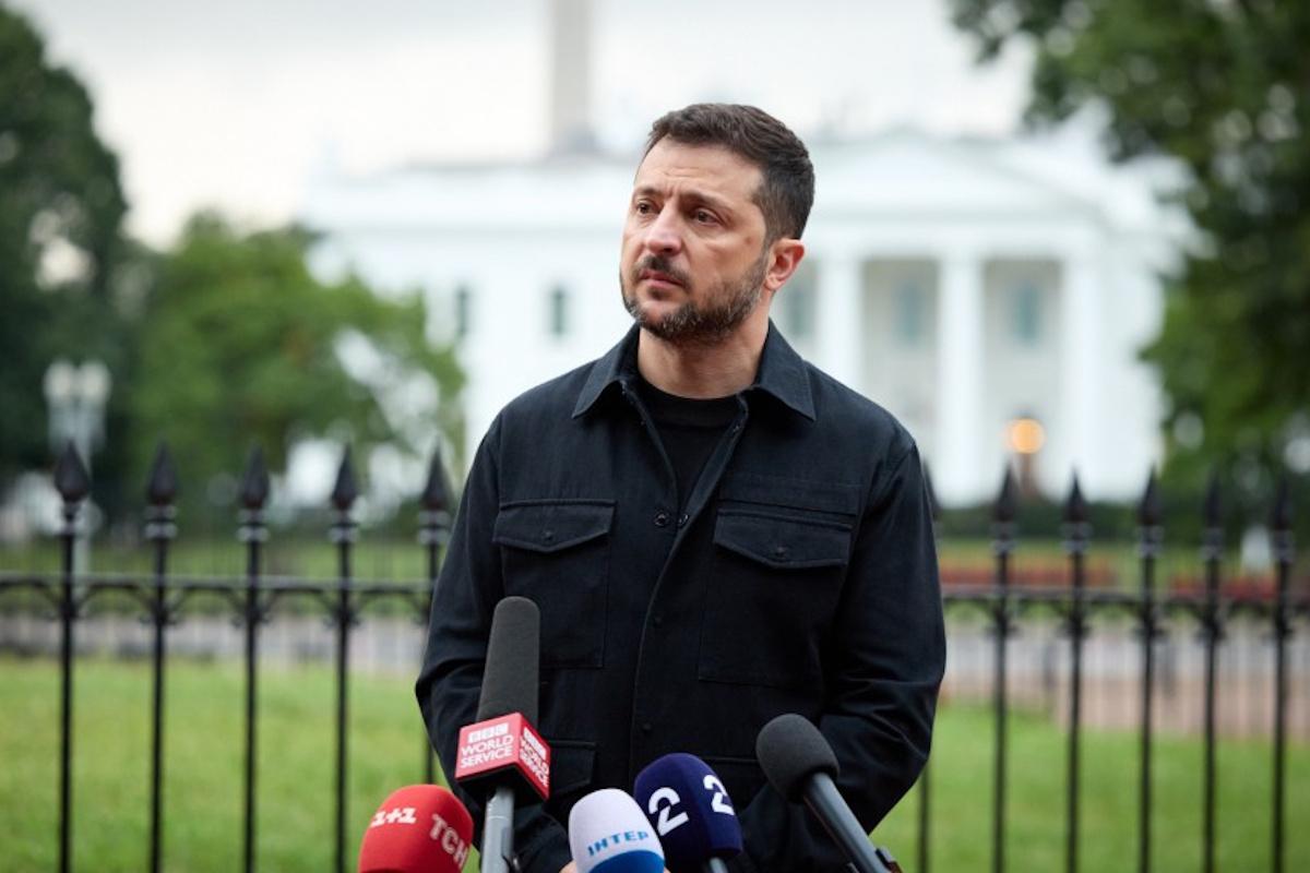 Zelensky sotto pressione per accettare il piano di pace proposto dagli Stati Uniti, ispirato al cessate il fuoco a Gaza