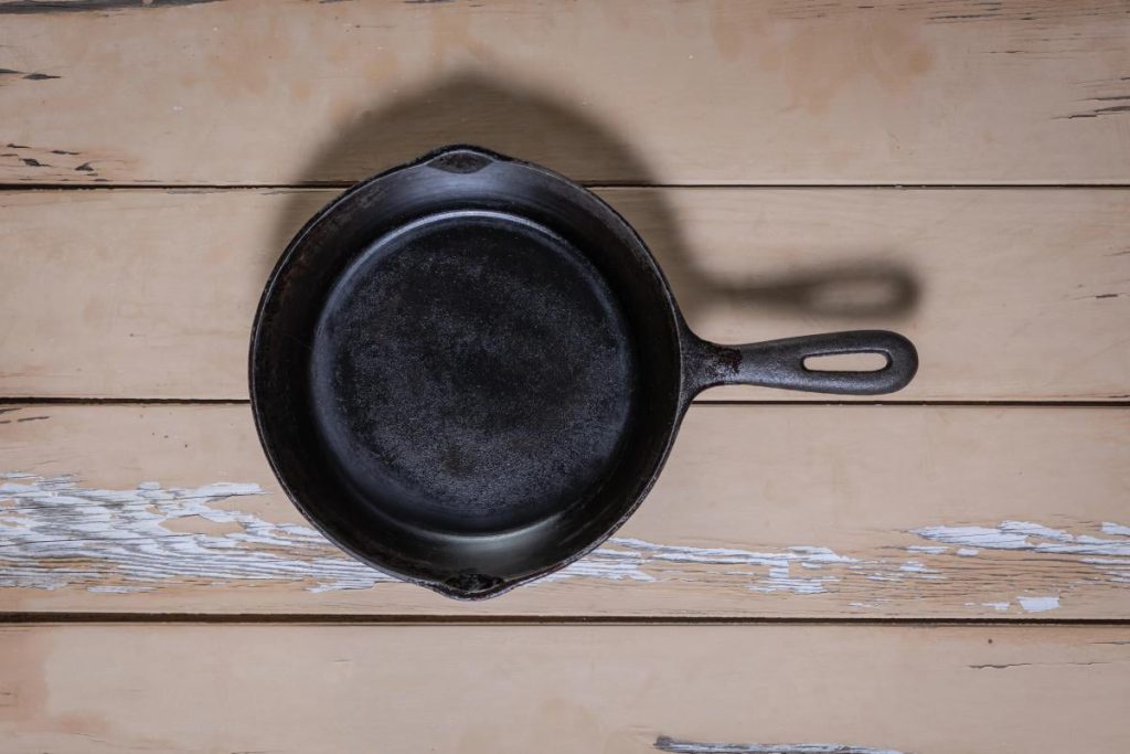 La Padella di Ghisa: Quando è il Momento di Sostituirla e Come Prendersene Cura con Amore