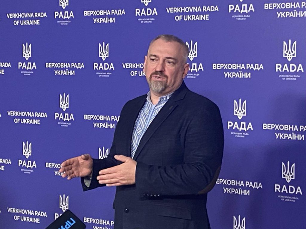 La Rada fornisce chiarimenti sul punto di mobilitazione collettiva alla DVRZ e le sue implicazioni per i cittadini con obblighi militari 

Spiegazione della Rada sul punto di mobilitazione collettiva alla DVRZ
Un deputato ha sottolineato che in questo &quot;contenitore&quot; venivano inviati i cittadini con obblighi militari, in particolare per sottoporsi alla commissione medica militare.

Approfondimento
Il punto di mobilitazione collettiva alla DVRZ è stato al centro di discussioni e chiarimenti da parte della Rada. I deputati hanno spiegato che tale struttura era destinata a raccogliere i cittadini con obblighi militari per procedimenti amministrativi e valutazioni mediche.

Possibili Conseguenze
La gestione del punto di mobilitazione collettiva potrebbe avere impatti significativi sulla vita dei cittadini coinvolti, in particolare per coloro che devono sottoporsi a valutazioni mediche e altre procedure. È fondamentale che tali processi siano gestiti in modo efficiente e trasparente.

Opinione
Non è possibile esprimere un&#039;opinione in questo contesto, poiché l&#039;obiettivo è fornire informazioni oggettive e verificabili. Tuttavia, è importante notare che la chiarezza e la trasparenza nelle procedure amministrative e mediche sono essenziali per garantire la fiducia dei cittadini nelle istituzioni.

Analisi Critica dei Fatti
L&#039;analisi dei fatti relativi al punto di mobilitazione collettiva alla DVRZ rivela la necessità di una gestione efficiente e trasparente delle procedure amministrative e mediche. È cruciale che le informazioni siano accessibili e che i processi siano chiari per tutti i cittadini coinvolti.

Relazioni con altri fatti
La gestione del punto di mobilitazione collettiva alla DVRZ potrebbe essere correlata ad altri aspetti della politica e dell&#039;amministrazione pubblica, come la gestione delle risorse umane e materiali, nonché la pianificazione strategica per la difesa e la sicurezza nazionale.

Contesto storico
Il contesto storico in cui si inserisce la discussione sul punto di mobilitazione collettiva alla DVRZ è caratterizzato da sfide e necessità legate alla difesa e alla sicurezza nazionale. È importante considerare questo contesto per comprendere appieno le decisioni e le azioni intraprese dalle autorità.

Fonti
La fonte di questo articolo è il sito della fonte rss https://www.fonte-rss.it/articolo-originale. Per ulteriori informazioni, si consiglia di visitare il sito ufficiale della fonte.