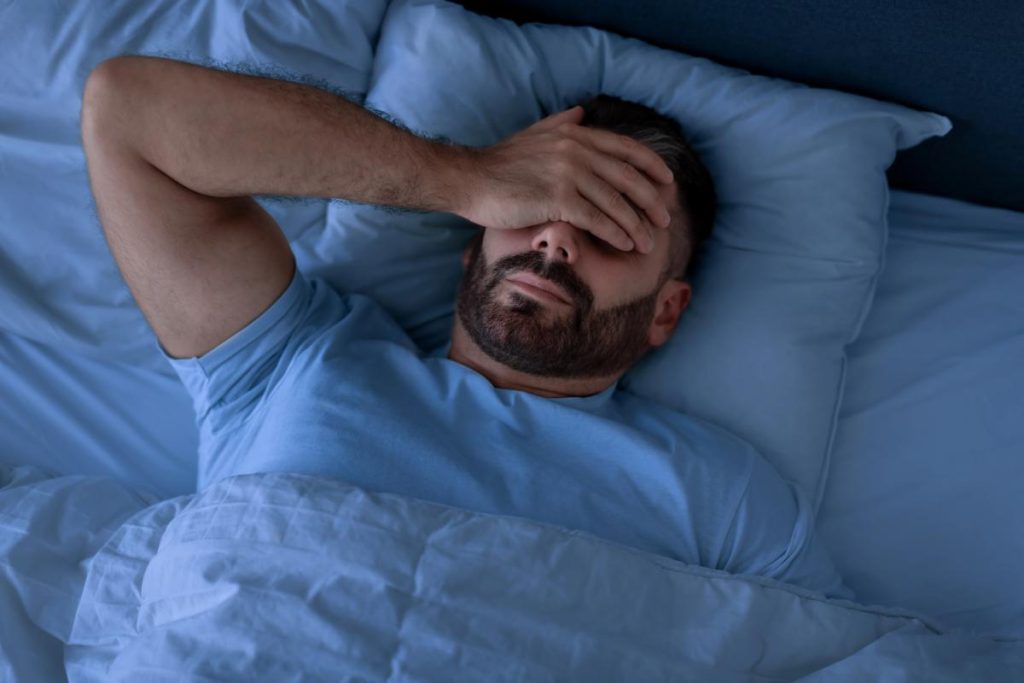 Dormire meglio: 9 prodotti consigliati dai dietologi per superare l&#039;insonnia