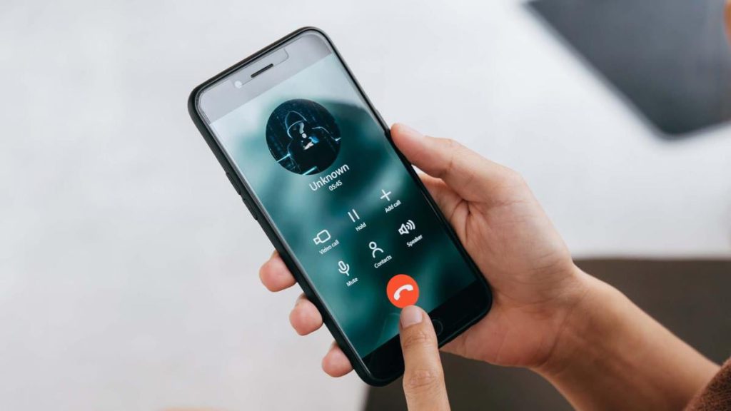 Telefoni Android contro iPhone: quale sistema operativo offre maggiore protezione contro lo spam e le truffe?