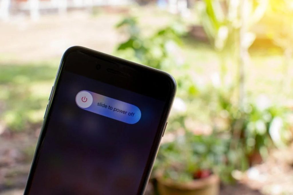 Spegnere il proprio smartphone regolarmente: un gesto semplice per una maggiore sicurezza informatica e protezione dei dati personali 

Introduzione
Gli esperti di sicurezza informatica hanno sottolineato l&#039;importanza di spegnere regolarmente il proprio smartphone, almeno una volta a settimana, per garantire la protezione dei dati personali e prevenire possibili minacce alla sicurezza. Questa semplice abitudine può avere un impatto significativo sulla sicurezza del dispositivo e sulla tutela della privacy degli utenti.

Approfondimento
Spegnere il proprio smartphone regolarmente può aiutare a prevenire l&#039;accumulo di dati temporanei e a ridurre il rischio di attacchi informatici. Inoltre, questo gesto può anche aiutare a prolungare la vita del dispositivo, poiché riduce lo stress sulle componenti hardware e sul sistema operativo. Gli esperti consigliano di spegnere il dispositivo almeno una volta a settimana, in modo da permettere al sistema di ripartire e di eseguire le operazioni di manutenzione necessarie.

Possibili Conseguenze
Non spegnere regolarmente il proprio smartphone può avere conseguenze negative sulla sicurezza e sulla privacy. I dati personali possono essere esposti a rischi di furto o di accesso non autorizzato, e il dispositivo può essere vulnerabile a malware e virus. Inoltre, la mancata manutenzione del dispositivo può anche portare a problemi di prestazioni e a una riduzione della sua durata di vita.

Opinione
Secondo gli esperti, l&#039;abitudine di spegnere regolarmente il proprio smartphone è una delle più semplici e efficaci misure per garantire la sicurezza del dispositivo e dei dati personali. Questa pratica può essere integrata facilmente nella routine quotidiana e può avere un impatto significativo sulla protezione della privacy e della sicurezza online.

Analisi Critica dei Fatti
L&#039;analisi dei fatti mostra che la spegnimento regolare del smartphone può aiutare a ridurre il rischio di attacchi informatici e a proteggere i dati personali. Inoltre, questa pratica può anche aiutare a prolungare la vita del dispositivo e a migliorare le prestazioni. Tuttavia, è importante notare che la sicurezza informatica è un argomento complesso e che sono necessarie misure più approfondite per garantire la protezione completa dei dati personali.

Relazioni con altri fatti
La questione della sicurezza informatica e della protezione dei dati personali è strettamente legata ad altri argomenti, come la privacy online, la sicurezza dei dati e la protezione contro i malware. La spegnimento regolare del smartphone si inserisce nel più ampio contesto della sicurezza informatica e della protezione dei dati personali, e può essere considerata una delle misure più semplici e efficaci per garantire la sicurezza online.

Contesto storico
La crescente dipendenza dai dispositivi mobili e la sempre maggiore quantità di dati personali che vengono condivisi online hanno reso la sicurezza informatica un argomento di grande importanza. Negli ultimi anni, sono stati segnalati numerosi casi di violazioni della sicurezza e di furto di dati personali, e la necessità di proteggere la propria sicurezza online è diventata sempre più urgente. La spegnimento regolare del smartphone può essere considerata una delle misure più semplici e efficaci per garantire la sicurezza online e proteggere i dati personali.

Fonti
La fonte di questo articolo è Il Sole 24 Ore, un sito di notizie che fornisce informazioni aggiornate su vari argomenti, tra cui tecnologia e sicurezza informatica. Per ulteriori informazioni, si consiglia di consultare anche altre fonti autorevoli, come Kaspersky e Avast, che offrono soluzioni e consigli per la protezione della sicurezza online.