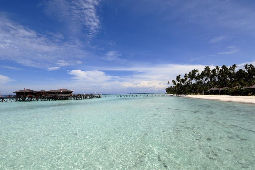 Vacanze di lusso sull&#039;isola paradisiaca: costo elevato e impatto ambientale, un&#039;analisi critica della meta ideale per pochi