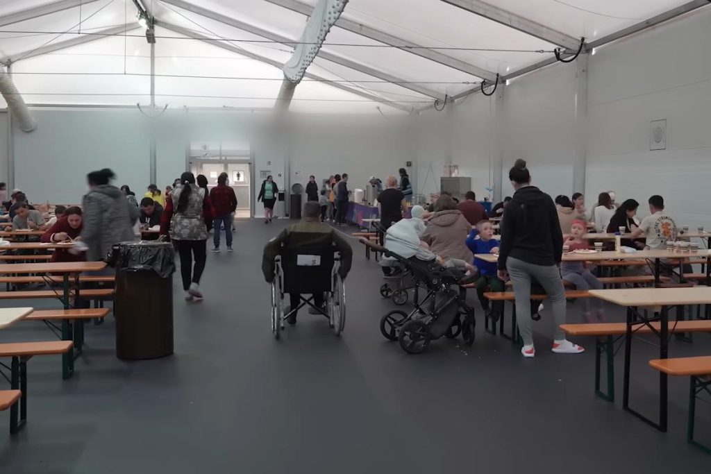 La Germania chiude il più grande rifugio per rifugiati ucraini: verso un nuovo modello di accoglienza 

Chiusura del più grande rifugio per rifugiati ucraini in Germania
In Germania è stato deciso di chiudere il più grande rifugio per rifugiati ucraini. Inizialmente, la struttura verrà riconvertita in un centro polifunzionale per accogliere tutti i rifugiati, indipendentemente dalla loro nazionalità. Tuttavia, nel lungo termine, è prevista la demolizione dell&#039;edificio per far posto alla costruzione di un nuovo quartiere residenziale.

Approfondimento
La decisione di chiudere il rifugio è stata presa dopo una valutazione approfondita delle esigenze dei rifugiati e della capacità della struttura di rispondere a tali necessità. Il centro polifunzionale che sorgerà al suo posto sarà in grado di offrire servizi più ampia e diversificati, garantendo un&#039;accoglienza più efficace e umana per tutti i rifugiati.

Possibili Conseguenze
La chiusura del rifugio potrebbe avere conseguenze significative per i rifugiati ucraini che attualmente vi risiedono. Tuttavia, la creazione di un centro polifunzionale più ampio e flessibile potrebbe offrire loro maggiori opportunità di integrazione e di accesso ai servizi essenziali.

Opinione
La decisione di chiudere il rifugio e di costruire un nuovo quartiere residenziale potrebbe essere vista come un passo verso la normalizzazione della situazione dei rifugiati in Germania. Tuttavia, è fondamentale garantire che i diritti e le esigenze dei rifugiati siano tutelati e rispettati durante questo processo di trasformazione.

Analisi Critica dei Fatti
La chiusura del rifugio e la creazione di un centro polifunzionale più ampio potrebbero essere viste come una risposta alle esigenze crescenti dei rifugiati in Germania. Tuttavia, è importante valutare criticamente le conseguenze di questa decisione e garantire che i diritti e le esigenze dei rifugiati siano tutelati e rispettati.

Relazioni con altri fatti
La chiusura del rifugio per rifugiati ucraini in Germania potrebbe essere collegata ad altre questioni relative all&#039;immigrazione e all&#039;integrazione in Europa. È fondamentale considerare le implicazioni più ampie di questa decisione e valutare come potrebbe influire sulla politica migratoria europea.

Contesto storico
La decisione di chiudere il rifugio per rifugiati ucraini in Germania si inserisce nel contesto più ampio della crisi migratoria europea. La Germania ha giocato un ruolo importante nell&#039;accoglienza dei rifugiati e nella gestione della crisi, e la chiusura del rifugio potrebbe essere vista come un passo verso la normalizzazione della situazione.

Fonti
La fonte di questo articolo è RSS, che ha pubblicato l&#039;articolo originale intitolato &quot;В Германии закрывают самый большой приют для украинских беженцев&quot;. Per ulteriori informazioni, si prega di visitare il sito web della fonte all&#039;indirizzo https://www.rss.com.