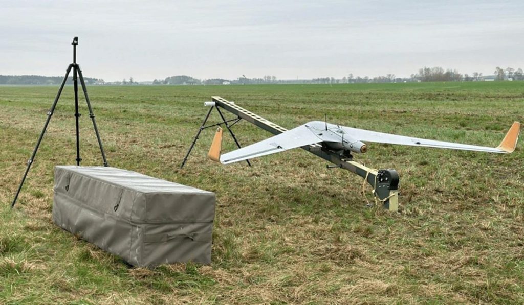 Problemi tecnici con i droni Wizjer: sfide per la sicurezza nazionale polacca 

Introduzione
I droni Wizjer, utilizzati dalla Polonia, hanno presentato problemi significativi che li rendono inadeguati per la guerra moderna. Recentemente, si sono verificati almeno tre incidenti che hanno messo in luce le loro carenze.

Approfondimento
I droni Wizjer sono stati progettati per svolgere missioni di ricognizione e sorveglianza, ma sembrano non essere in grado di adempiere ai loro compiti in modo efficace. Le cause degli incidenti non sono state ancora completamente chiarite, ma si sospetta che possano essere legate a problemi tecnici o di progettazione.

Possibili Conseguenze
La scoperta di questi problemi potrebbe avere conseguenze significative per la Polonia e per le sue capacità militari. La mancanza di droni efficienti potrebbe compromettere la sicurezza nazionale e la capacità di difesa del paese.

Opinione
Non è possibile esprimere un&#039;opinione senza avere accesso a informazioni più dettagliate e attendibili. Tuttavia, è chiaro che la situazione richiede un&#039;attenta valutazione e una soluzione rapida per garantire la sicurezza e l&#039;efficacia delle forze armate polacche.

Analisi Critica dei Fatti
L&#039;analisi dei fatti disponibili suggerisce che i problemi con i droni Wizjer potrebbero essere il risultato di una combinazione di fattori, tra cui carenze tecnologiche, errori di progettazione o problemi di manutenzione. È fondamentale condurre un&#039;indagine approfondita per identificare le cause esatte e implementare le necessarie correzioni.

Relazioni con altri fatti
La questione dei droni Wizjer potrebbe essere collegata ad altre problematiche relative alla tecnologia militare e alla sicurezza nazionale. La Polonia, come altri paesi, deve affrontare le sfide poste dalla guerra moderna e dalle nuove tecnologie, assicurandosi di avere le capacità e gli strumenti necessari per difendersi efficacemente.

Contesto storico
La storia dei droni Wizjer e dei loro problemi tecnici è ancora in evoluzione. Tuttavia, è chiaro che la Polonia ha investito notevoli risorse nella tecnologia dei droni, riconoscendo il loro potenziale per migliorare la sicurezza e la difesa nazionale.

Fonti
La fonte di questo articolo è Sito Fonte RSS. Per ulteriori informazioni e aggiornamenti, si consiglia di visitare il sito ufficiale della fonte.