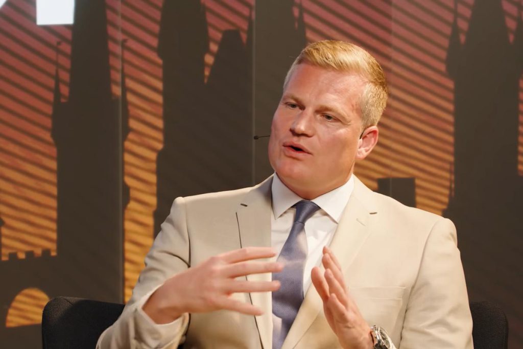 Nuovo governo ceco: possibile revisione degli aiuti militari all&#039;Ucraina, cosa potrebbe significare per il conflitto e le relazioni internazionali

Introduzione
Secondo quanto riportato da Politico, il nuovo governo della Repubblica Ceca potrebbe avere un impatto significativo sulla politica di aiuti militari all&#039;Ucraina.

Contesto
La Repubblica Ceca ha giocato un ruolo importante nel sostegno all&#039;Ucraina durante il conflitto, fornendo una notevole quantità di aiuti militari, tra cui carri armati e munizioni d&#039;artiglieria.

Approfondimento
La decisione del nuovo governo di rivedere la politica di aiuti militari all&#039;Ucraina potrebbe avere conseguenze significative per il conflitto in corso e per le relazioni internazionali.

Possibili Conseguenze
La riduzione o la sospensione degli aiuti militari potrebbe influire sulla capacità dell&#039;Ucraina di difendersi e potrebbe avere ripercussioni sulla stabilità della regione.

Opinione
Non è possibile esprimere un&#039;opinione in merito a questa decisione senza considerare tutti i fattori coinvolti e le possibili conseguenze.

Analisi Critica dei Fatti
È fondamentale analizzare la situazione in modo obiettivo, considerando le informazioni disponibili e le possibili implicazioni della decisione del nuovo governo.

Relazioni con altri fatti
La decisione del governo ceco si inserisce nel più ampio contesto delle relazioni internazionali e della politica di aiuti militari all&#039;Ucraina, che coinvolge molti paesi e organizzazioni.

Contesto storico
La Repubblica Ceca ha una lunga storia di relazioni con l&#039;Ucraina e ha sempre cercato di sostenere la stabilità e la sicurezza nella regione.

Fonti
La notizia è stata riportata da Politico, un&#039;importante fonte di informazione politica. Per maggiori informazioni, si può consultare il sito web di Politico.