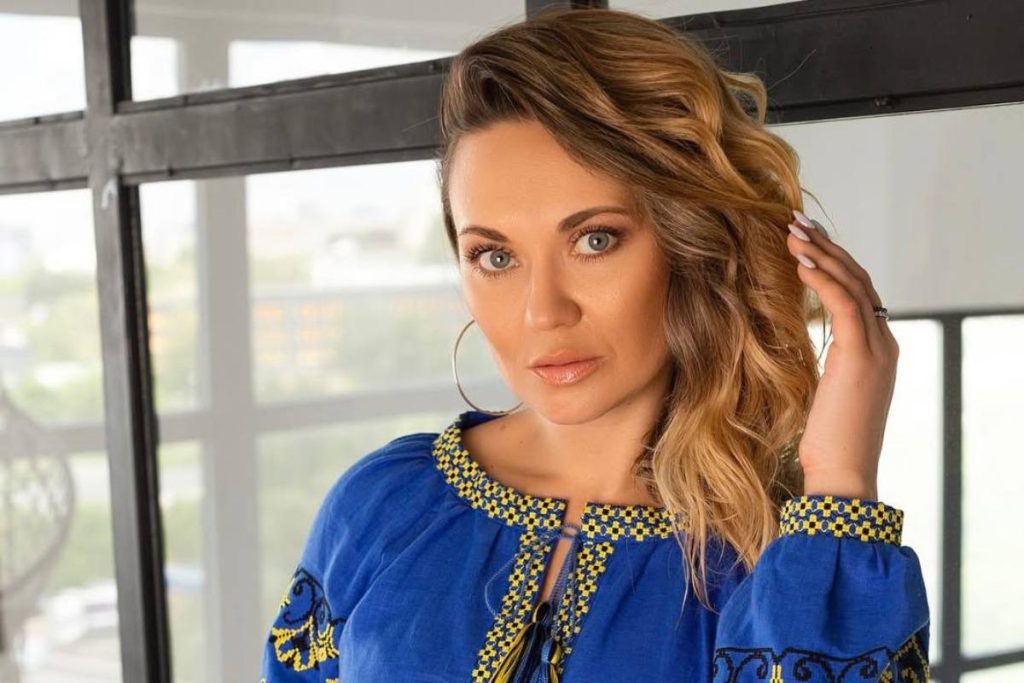 L&#039;attrice Anna Salivanchuk esprime preoccupazione per i suoi familiari in Russia, descrivendoli come &quot;zombificati&quot; a causa della propaganda e della manipolazione dei media