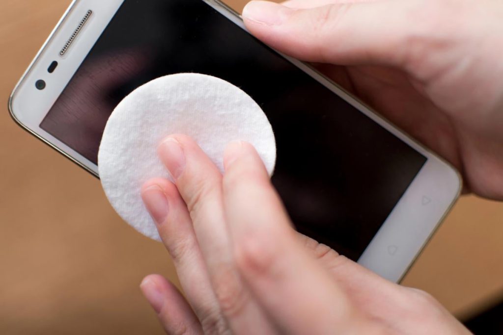 Pulizia dello Schermo del Cellulare: Importanza e Metodi per una Manutenzione Efficace