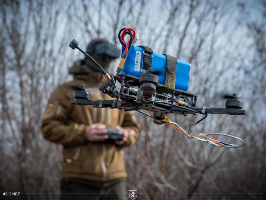 L&#039;evoluzione dei droni nel conflitto ucraino: strategie militari in trasformazione 

Introduzione
La zona di impatto dei droni sul fronte del conflitto ucraino si sta ampliando: i militari ucraini hanno rivelato a Business Insider dettagli importanti sull&#039;adattamento delle strategie militari.

Contesto
La pubblicazione sottolinea che, a causa dei cambiamenti sul campo di battaglia, entrambe le parti del conflitto militare stanno adattando le loro strategie per contrastare l&#039;uso dei droni da parte dell&#039;avversario.

Approfondimento
Il conflitto in corso sta subendo una serie di trasformazioni, con entrambe le parti che cercano di adattarsi alle nuove condizioni sul terreno. L&#039;uso dei droni è diventato un aspetto sempre più importante delle operazioni militari, con impatti significativi sulle strategie di attacco e difesa.

Possibili Conseguenze
La crescente importanza dei droni nel conflitto potrebbe avere conseguenze significative sulle strategie militari e sulla sicurezza delle zone interessate. È probabile che entrambe le parti continuino ad adattare le loro tattiche per contrastare l&#039;uso dei droni da parte dell&#039;avversario, con possibili ripercussioni sulla durata e sull&#039;esito del conflitto.

Opinione
Non è possibile esprimere un&#039;opinione oggettiva su questo argomento, poiché le informazioni disponibili sono limitate e potrebbero essere influenzate da vari fattori. Tuttavia, è chiaro che l&#039;evoluzione della tecnologia dei droni sta avendo un impatto significativo sulle operazioni militari e sulla sicurezza della regione.

Analisi Critica dei Fatti
L&#039;analisi dei fatti disponibili suggerisce che entrambe le parti del conflitto stanno cercando di adattarsi alle nuove condizioni sul terreno, compreso l&#039;uso crescente dei droni. È importante considerare le possibili conseguenze di questo sviluppo e valutare le strategie militari in modo critico, tenendo conto delle implicazioni etiche e legali dell&#039;uso dei droni in conflitti armati.

Relazioni con altri fatti
Il conflitto in corso è parte di un contesto più ampio di tensioni e conflitti nella regione. L&#039;evoluzione della tecnologia dei droni e il suo impatto sulle operazioni militari sono aspetti importanti di questo contesto, che richiedono una comprensione approfondita delle dinamiche geopolitiche e delle strategie militari in gioco.

Contesto storico
Il conflitto in corso ha una storia complessa e articolata, con radici che risalgono a molti anni fa. L&#039;uso dei droni è un aspetto relativamente recente di questo conflitto, ma sta diventando sempre più importante, riflettendo l&#039;evoluzione della tecnologia militare e le nuove sfide che essa pone alle parti in conflitto.

Fonti
La fonte di questo articolo è Business Insider Ukraine. Per ulteriori informazioni, si prega di visitare il sito web della fonte.