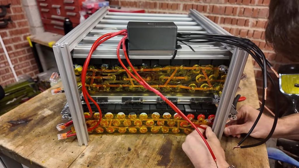 Un blogger crea una batteria portatile gigante con 500 vecchi vaporizzatori elettronici per fornire energia a una casa per 8 ore