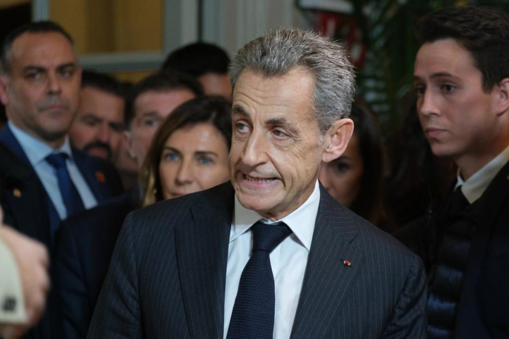 Nicolas Sarkozy Rilasciato Dopo 20 Giorni di Detenzione: Le Condizioni del Suo Controllo Giudiziario
