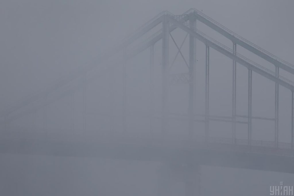 Nebbia pericolosa a Kiev: avvertimento per gli abitanti e precauzioni per la sicurezza stradale