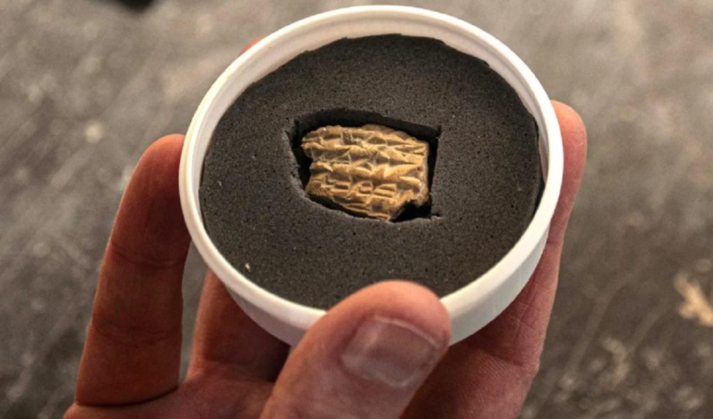 Frammento di Ceramica Millenaria Svela Segreti dell&#039;Antichità: La Connessione tra Impero Assiro e Regno di Giuda