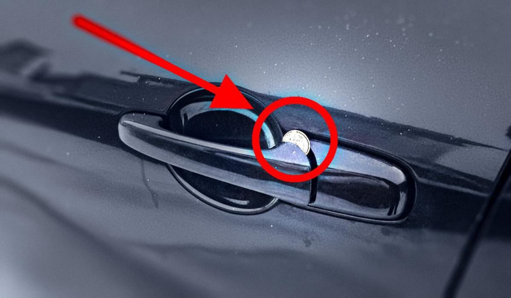 Trovare una moneta nella maniglia della porta dell&#039;auto: cosa significa e cosa fare
