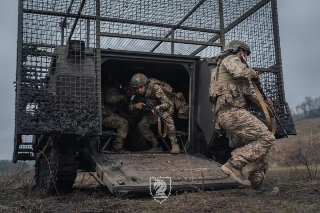 Gli stranieri nell’esercito ucraino possono scegliere la propria brigata e accedere a nuove opportunità