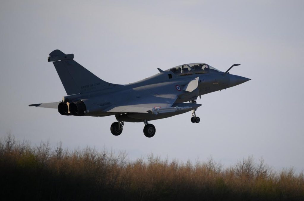 Zelensky: i piloti ucraini per i nuovi aerei Rafale e nuovi accordi con la Francia