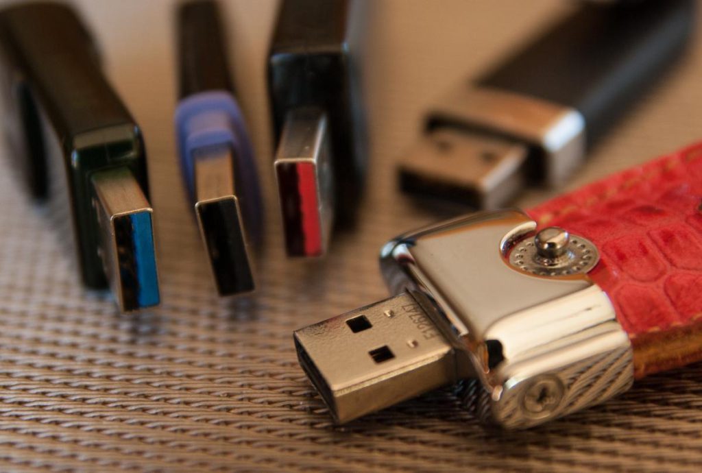 I fori quadrati sui connettori USB: funzione pratica di fissaggio del cavo