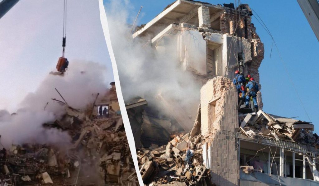 Uomo salvato dalle macerie di edificio distrutto a Ternopil