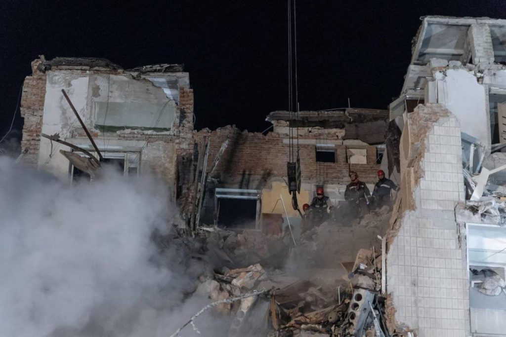 Ternopil: oltre 20 intrappolati sotto i detriti di una casa dopo attacco russo, 26 morti e quasi 100 feriti