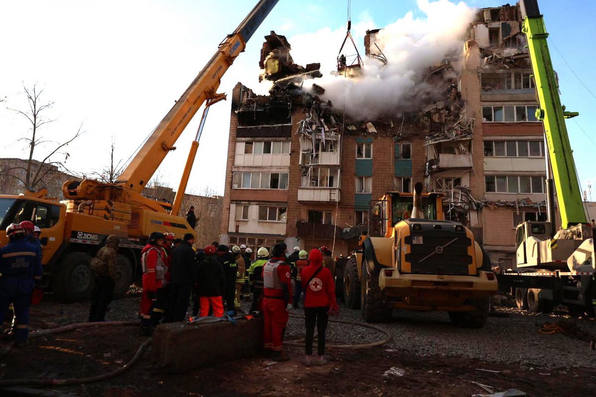 Polizia mostra i primi minuti dopo l’attacco russi a Ternopil: 22 persone scomparse
