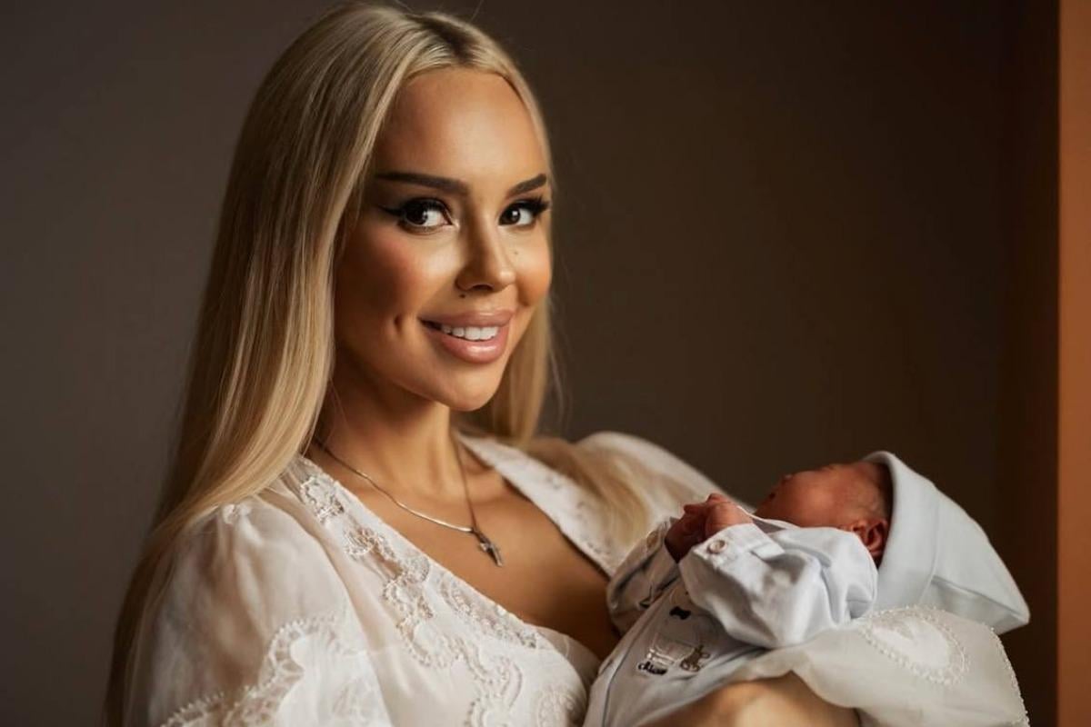 Cantante ucraina Soloha presenta per la prima volta il volto del suo bambino di tre mesi