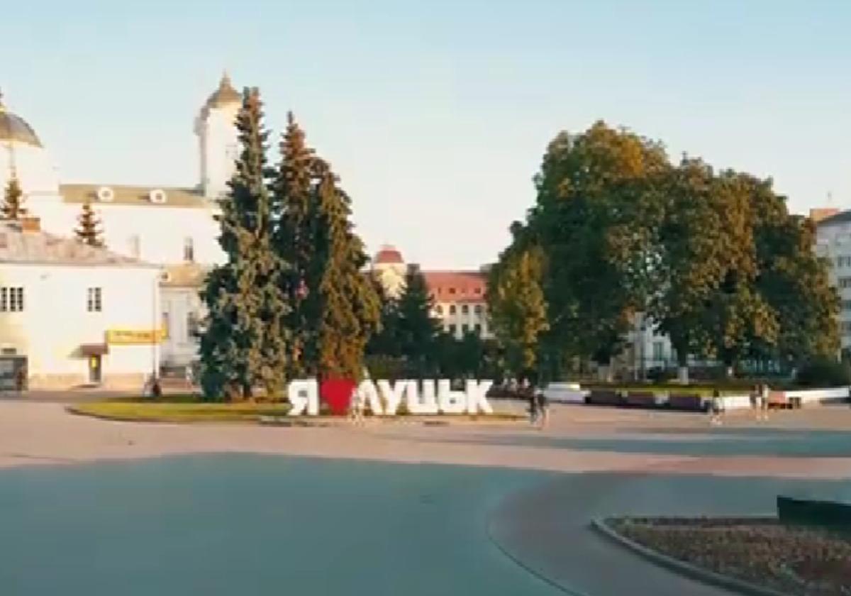Albero di primavera fiorisce a metà novembre a Lutske, Ucraina