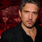 Un attore ucraino mostra per la prima volta il volto alla figlia appena nata