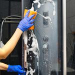 Deposito di sporco sulla cabina doccia si dissolve da solo, ma è utile intervenire per accelerare la pulizia