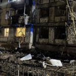 Attacco russo a Dnipro: un edificio a più piani colpito, tra i feriti un bambino