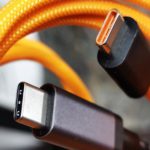 Il colore arancione sui connettori USB: indicatore di velocità e potenza di alimentazione