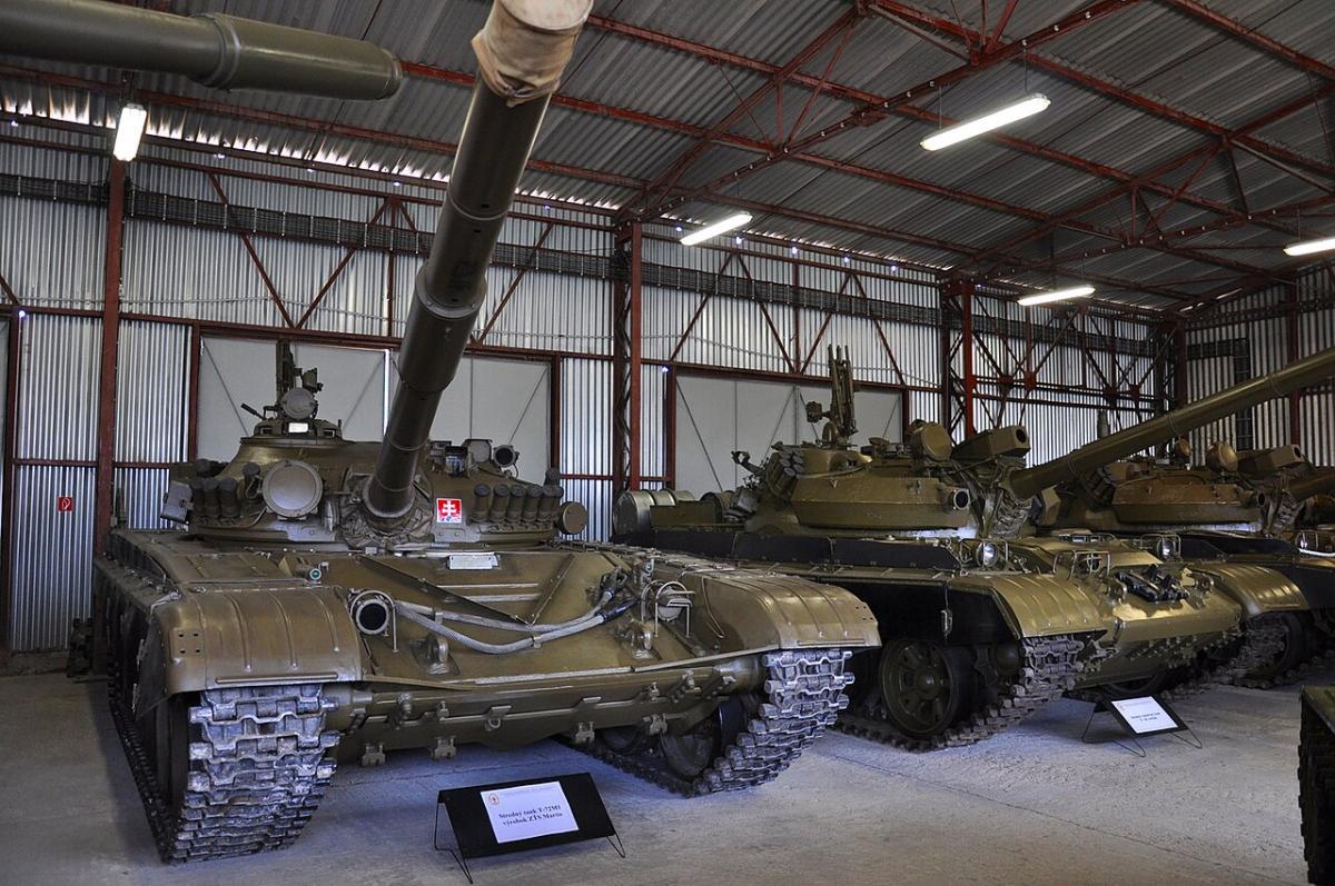 Russia riduce l'uso dei carri T‑72: scorte in diminuzione e futuro con veicoli più vecchi