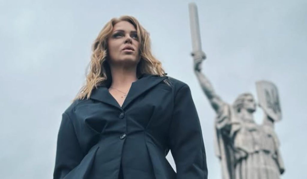 Star del Diesel Show condivide foto della notte di bombardamenti, famiglia calma il cane