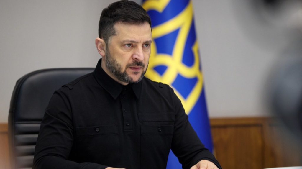 Ucraina verso l&#039;integrazione europea: istituita l&#039;agenzia pagatrice per il settore agricolo

Introduzione
Il Presidente ucraino Volodymyr Zelenskyy ha firmato una legge che prevede l&#039;istituzione di un&#039;agenzia pagatrice per amministrare, supervisionare e monitorare tutti i programmi di sostegno nel settore agricolo, un passo importante verso l&#039;integrazione europea.

Dettagli della Legge
Secondo la Verkhovna Rada, l&#039;agenzia pagatrice aiuterà a garantire una distribuzione equa dell&#039;assistenza a tutte le categorie di produttori agricoli, aumentare la fiducia nel sistema di sostegno statale e consentire l&#039;uso efficiente delle risorse budgetarie e dell&#039;aiuto internazionale destinato al restauro e allo sviluppo del settore agricolo. La legge prevede anche un meccanismo trasparente e efficace per la concessione del sostegno statale.

Importanza dell&#039;Agenzia Pagatrice
L&#039;istituzione di tale agenzia si allinea con gli standard europei e rappresenta un elemento chiave per l&#039;armonizzazione della legislazione ucraina con la legge dell&#039;UE. La Verkhovna Rada ha adottato il disegno di legge per l&#039;istituzione dell&#039;agenzia pagatrice nel settore agricolo l&#039;8 ottobre.

Commenti dei Funzionari
&quot;L&#039;agenzia pagatrice è l&#039;istituzione principale per l&#039;attuazione della Politica Agricola Comune dell&#039;UE. I sussidi saranno canalizzati attraverso di essa. La sua creazione è stata un focus importante durante il processo di screening sotto il Capitolo 11&quot;, ha dichiarato Taras Kachka, Vice Primo Ministro per l&#039;integrazione europea e euro-atlantica.

Contesto
Zelenskyy ha ribadito il 23 ottobre la sua richiesta ai paesi dell&#039;UE di trovare un modo per aprire i negoziati di adesione con l&#039;Ucraina.

Fonti
Fonte: Ukrainian Parliament, come riportato da European Pravda.

Approfondimento
L&#039;istituzione dell&#039;agenzia pagatrice rappresenta un passo importante verso l&#039;integrazione dell&#039;Ucraina nell&#039;Unione Europea, in quanto consente di allineare la legislazione ucraina con gli standard europei e di aumentare la trasparenza e l&#039;efficacia del sistema di sostegno statale.

Possibili Conseguenze
La creazione dell&#039;agenzia pagatrice potrebbe avere un impatto positivo sul settore agricolo ucraino, aumentando la fiducia dei produttori agricoli nel sistema di sostegno statale e consentendo un uso più efficiente delle risorse budgetarie e dell&#039;aiuto internazionale.

Opinione
La decisione di istituire l&#039;agenzia pagatrice è un passo importante verso la modernizzazione del settore agricolo ucraino e la sua integrazione nell&#039;Unione Europea.

Analisi Critica dei Fatti
L&#039;istituzione dell&#039;agenzia pagatrice è il risultato di un processo di screening sotto il Capitolo 11, che ha evidenziato l&#039;importanza di creare un&#039;istituzione che possa garantire la trasparenza e l&#039;efficacia del sistema di sostegno statale.

Relazioni con altri fatti
La creazione dell&#039;agenzia pagatrice è legata alla richiesta di Zelenskyy di aprire i negoziati di adesione con l&#039;UE, in quanto rappresenta un passo importante verso l&#039;integrazione dell&#039;Ucraina nell&#039;Unione Europea.

Contesto storico
L&#039;Ucraina ha iniziato il processo di integrazione europea nel 2014, con la firma dell&#039;accordo di associazione con l&#039;UE. Da allora, il paese ha fatto importanti passi verso la modernizzazione del suo settore agricolo e la sua integrazione nell&#039;Unione Europea.