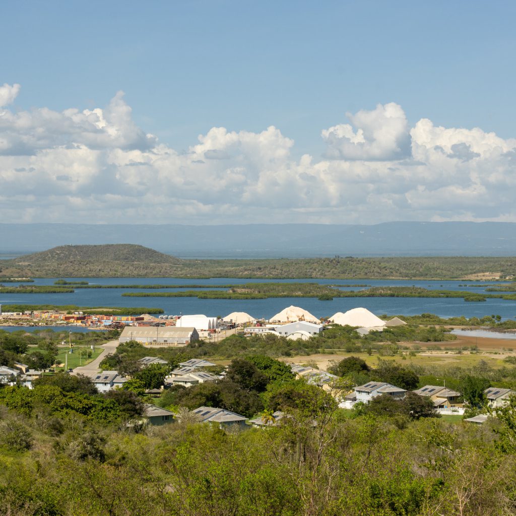 Rifugiati dell&#039;uragano Melissa tornano a Guantánamo dopo sospensione delle udienze giudiziarie