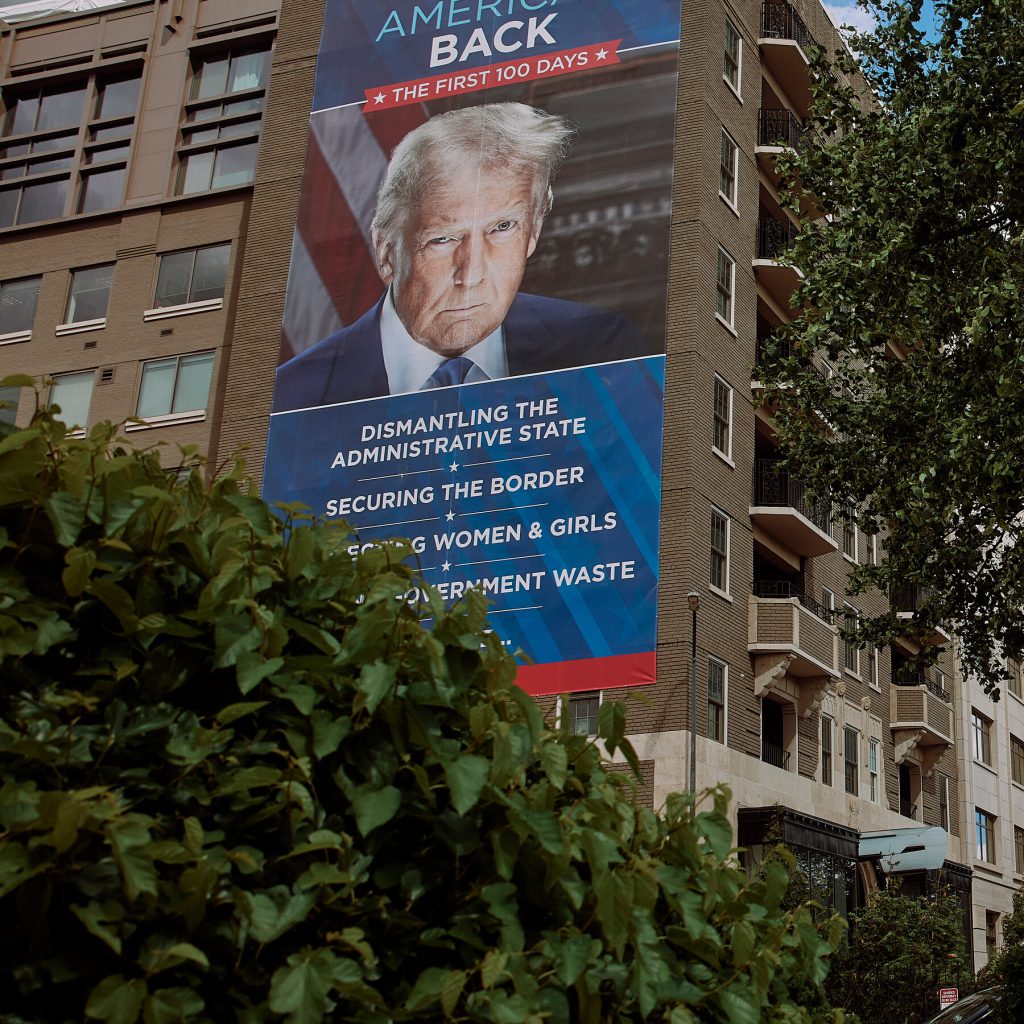 Membro del consiglio di Heritage Foundation si dimette dopo che il presidente ha rifiutato di rimuovere un video che difende Tucker Carlson