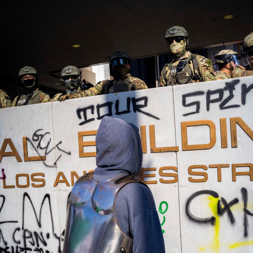 Trump chiede al tribunale di annullare il divieto californiano sugli agenti mascherati