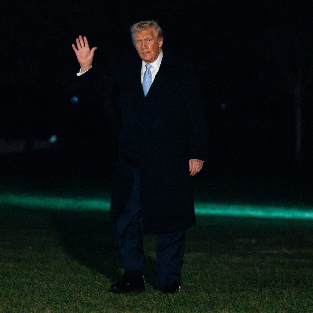 Amministrazione Trump intensifica la pressione su Venezuela con portaerei nei Caraibi e designazione di gruppo terroristico.