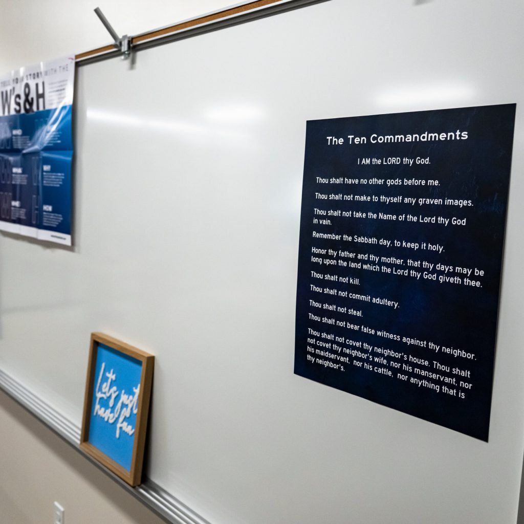 Giudice federale ordina la rimozione di poster del Decalogo in alcune scuole del Texas