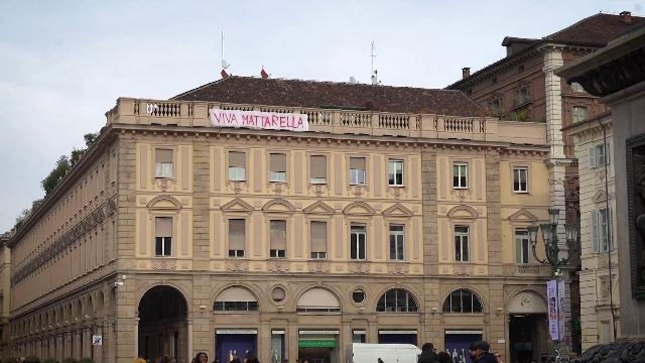 Banner “Viva Mattarella” riappare a Piazza San Carlo, Torino