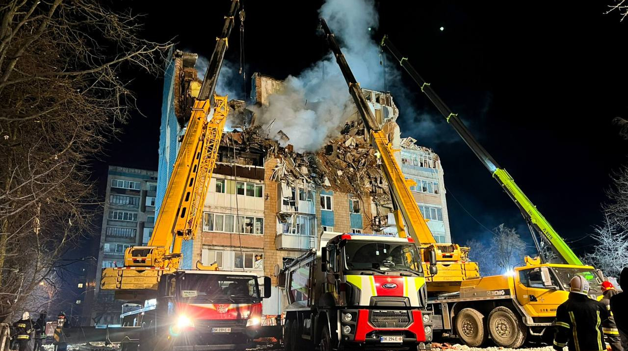 Ricerca e soccorso a Ternopil: 700 m² di detriti rimossi dopo l’attacco russo