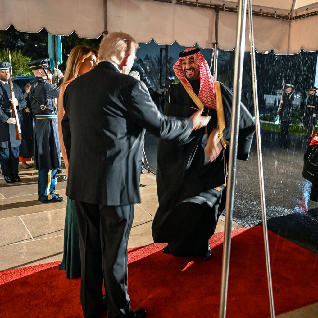 Trump elogia MBS alla Casa Bianca e respinge le accuse di collegamento all&#039;omicidio di Khashoggi
