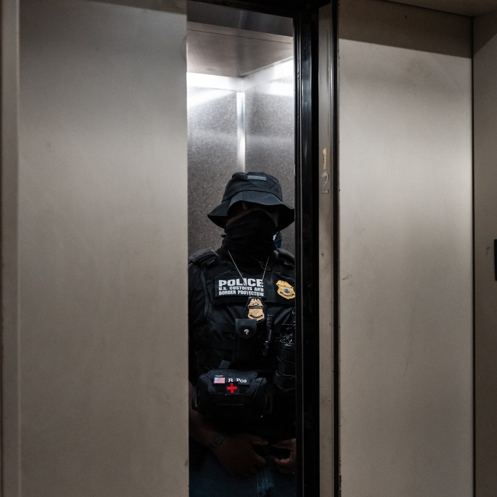 Giudice respinge la sfida di Trump alla legge di New York che limita le arrestazioni di immigrati nei tribunali