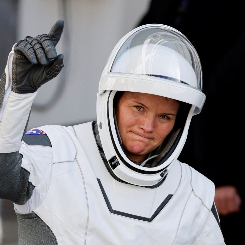 Moglie di astronauta ammette di aver mentito: falsa accusa di accesso al conto bancario dallo spazio