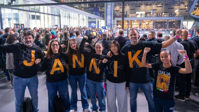 È Sinner-mania, a Torino fan da tutta Italia: felpe “Jannik” e Inalpi Arena colorata d’arancio