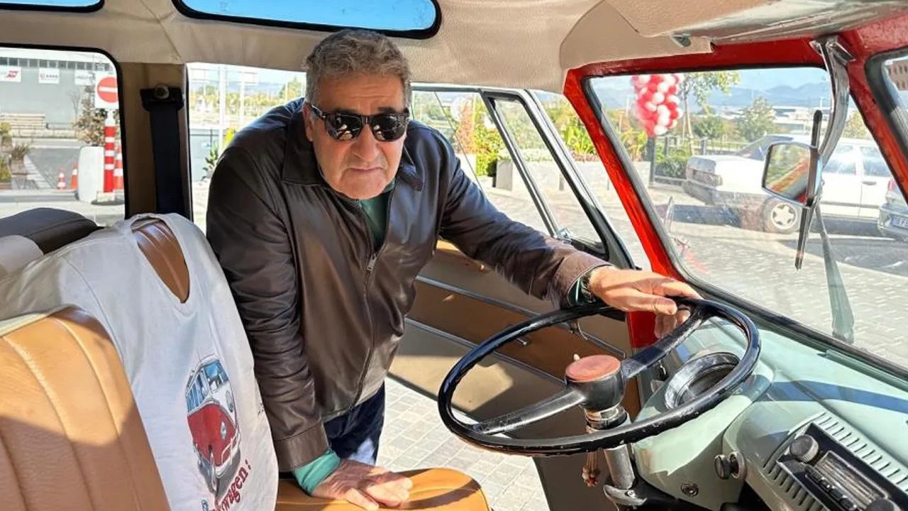 Un imprenditore turco conserva l'unica Volkswagen Samba del 1966 in Turchia