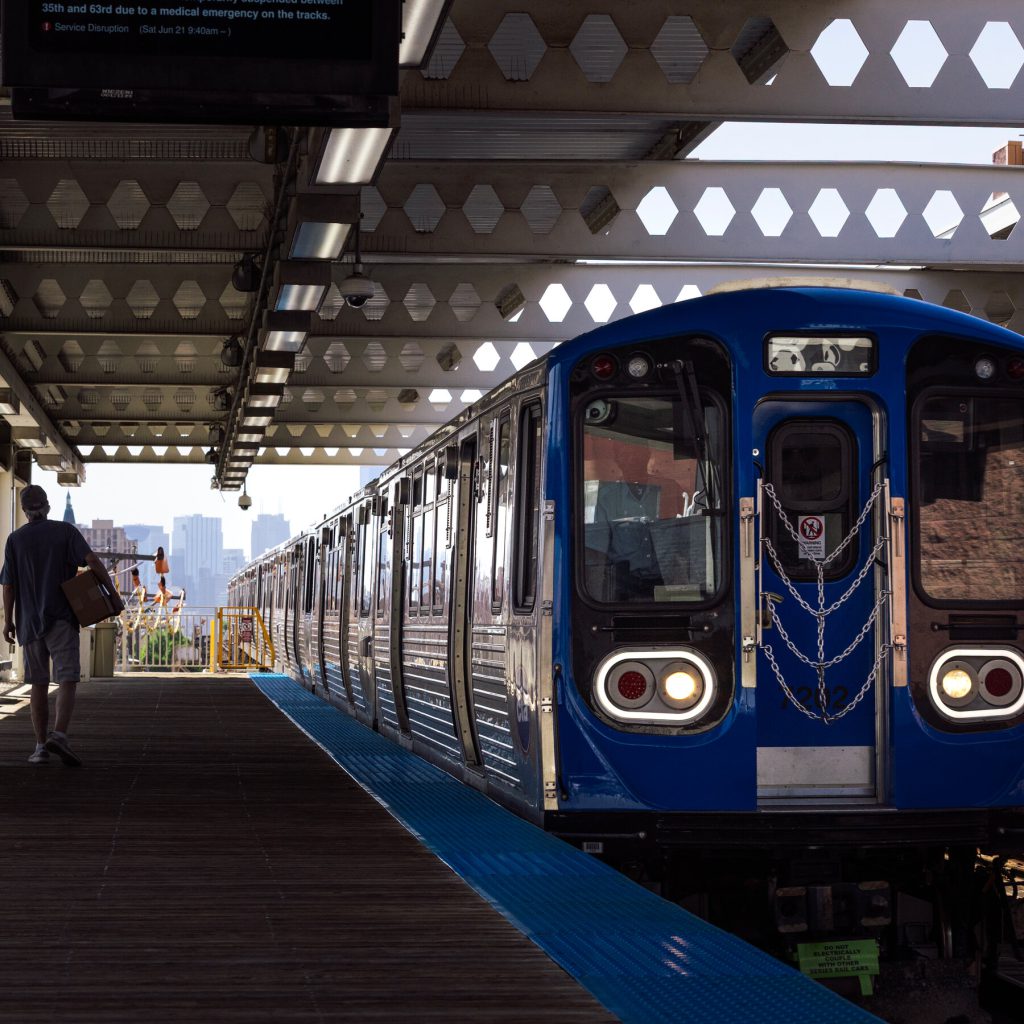 Sospetto arrestato dopo incendio che ha gravemente bruciato una donna su treno di Chicago