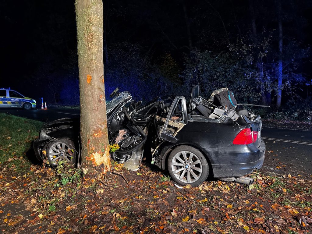 Incidente Stradale Mortale nel Ruhrgebiet: Un Giovane Uomo in Pericolo di Vita Dopo la Collisione con un Albero