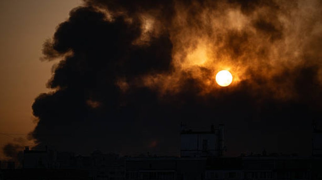 Attacchi contro infrastrutture energetiche in Russia: Vladimir e Oryol colpite da droni e possibili missili

Approfondimento
La centrale termoelettrica di Oryol era già stata attaccata nella notte del 30-31 ottobre, con la Marina ucraina che aveva riportato l&#039;uso di missili cruise Neptune. Secondo ASTRA, il primo attacco aveva colpito il sistema di interruttori aperto della centrale, causando un&#039;interruzione di corrente su larga scala nella città.

Possibili Conseguenze
Gli attacchi contro le infrastrutture energetiche possono avere gravi conseguenze per la popolazione locale, inclusa la perdita di servizi essenziali come l&#039;elettricità e il riscaldamento. Ciò può portare a difficoltà nella vita quotidiana e a possibili rischi per la salute pubblica.

Opinione
Non è possibile esprimere un&#039;opinione in merito a questo evento, poiché si tratta di un fatto verificabile. Tuttavia, è importante notare che gli attacchi contro le infrastrutture civili possono avere gravi conseguenze per la popolazione locale e violare il diritto internazionale umanitario.

Analisi Critica dei Fatti
I fatti riportati indicano che gli attacchi contro le infrastrutture energetiche a Vladimir e Oryol sono stati condotti con l&#039;uso di droni. Tuttavia, le autorità locali e gli analisti OSINT di ASTRA hanno espresso dubbi sulla versione ufficiale degli eventi, suggerendo che potrebbe essere stato un attacco missilistico. Ciò solleva interrogativi sulla natura degli attacchi e sulle possibili conseguenze per la regione.

Relazioni con altri fatti
Gli attacchi contro le infrastrutture energetiche a Vladimir e Oryol sono parte di un più ampio contesto di conflitto nella regione. La centrale termoelettrica di Oryol era già stata attaccata in precedenza, e gli attacchi contro le infrastrutture civili possono avere gravi conseguenze per la popolazione locale. Ciò sottolinea l&#039;importanza di considerare il contesto più ampio in cui si verificano questi eventi.

Contesto storico
Gli attacchi contro le infrastrutture energetiche a Vladimir e Oryol si inseriscono in un contesto di conflitto più ampio nella regione. La regione è stata teatro di numerosi conflitti e attacchi negli ultimi anni, e gli attacchi contro le infrastrutture civili possono avere gravi conseguenze per la popolazione locale. Ciò richiede una comprensione approfondita del contesto storico e politico in cui si verificano questi eventi.

Fonti
La fonte di questo articolo è Astra, un canale Telegram. Ulteriori informazioni possono essere trovate sul sito Ukrainska Pravda. La fonte originale dell&#039;articolo è nota come Astra, e il link diretto all&#039;articolo è https://t.me/astrapress/96521.