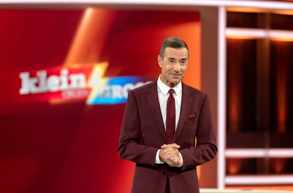 Partecipante Sconosciuta Attira l&#039;Attenzione Prima della Trasmissione Televisiva ARD Klein gegen Groß